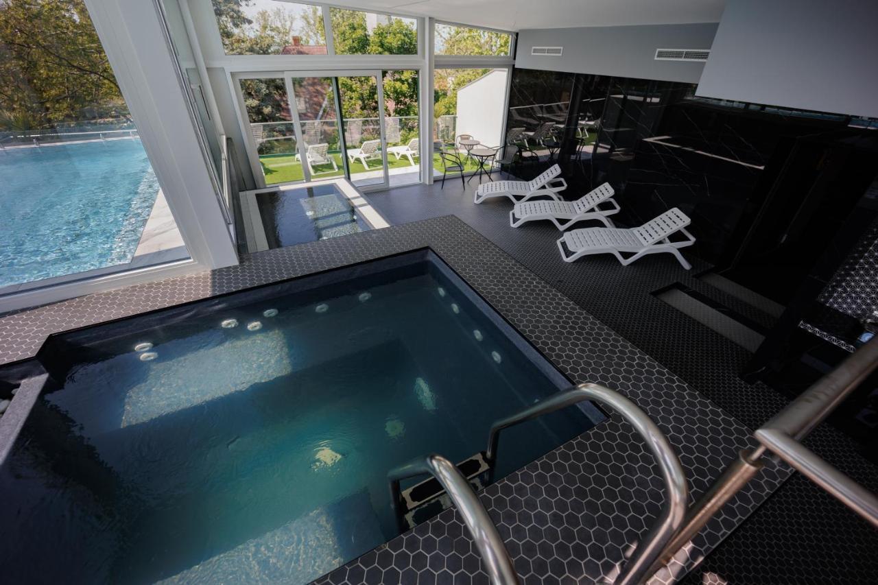 Villa Bauhaus Wellness Apartman 希欧福克 外观 照片