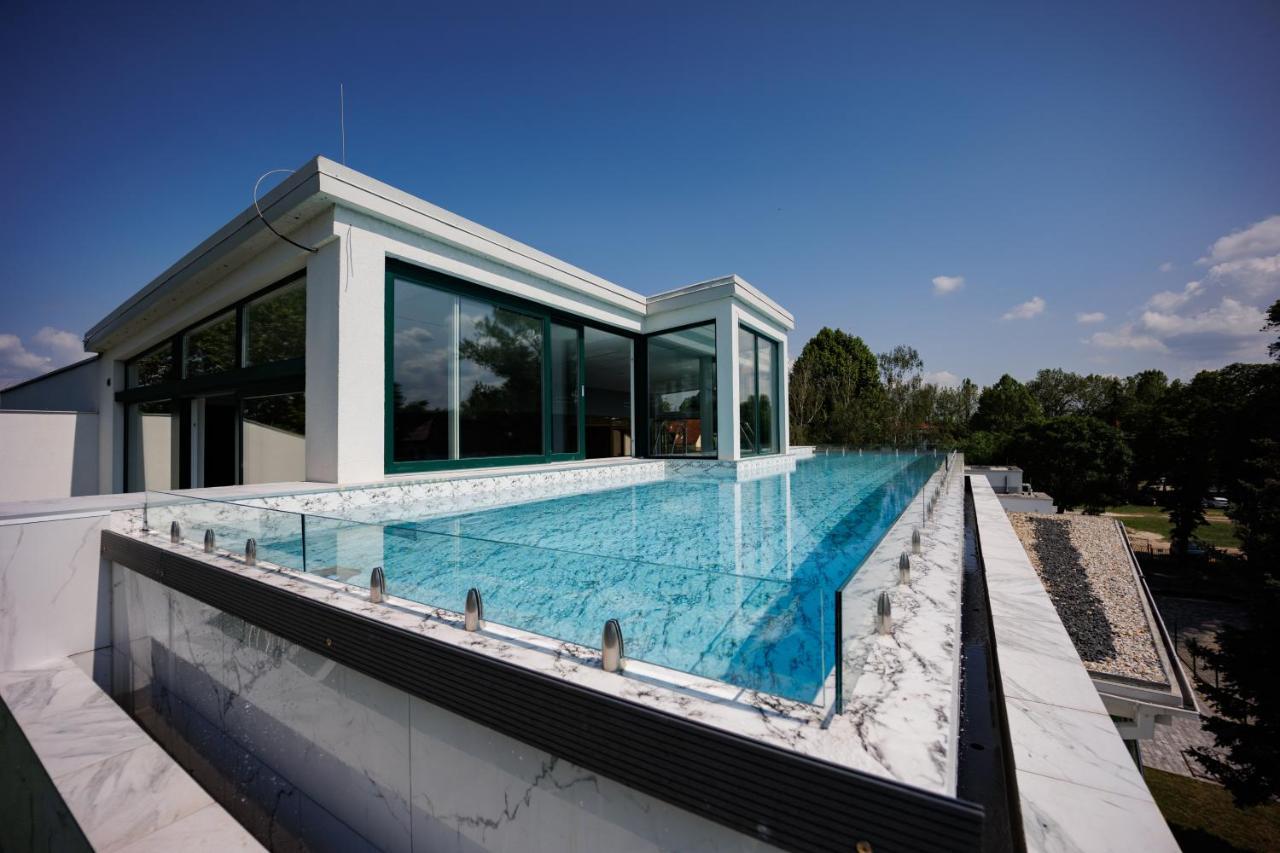 Villa Bauhaus Wellness Apartman 希欧福克 外观 照片