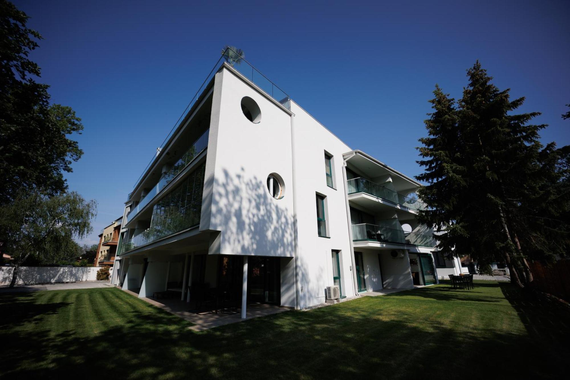 Villa Bauhaus Wellness Apartman 希欧福克 外观 照片